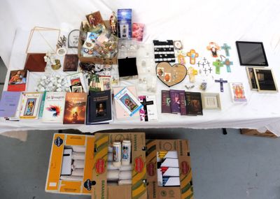 une table sur laquelle se trouvent de nombreux objets