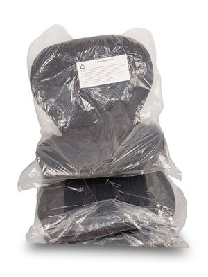 deux sachets de chocolats emballés dans du plastique posés sur une surface blanche