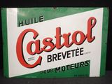 Une ancienne enseigne de bière « Castrool » est exposée sur un fond noir