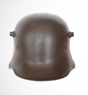 un gros plan d'un casque métallique sur fond blanc