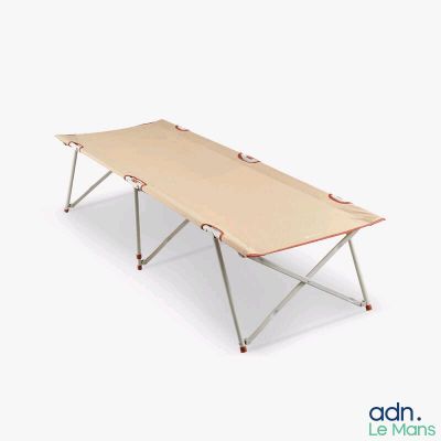 une image représentant un lit de camp pliant sur lequel est posée une table