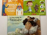 trois livres pour enfants sont posés sur une surface blanche