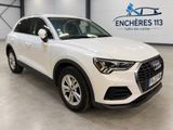 un SUV Audi blanc garé dans un garage