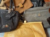 de nombreux sacs à main posés sur une table