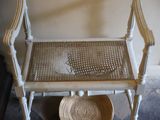 une chaise en osier avec un panier en dessous