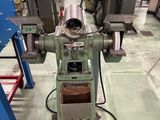 une image représentant une machine dans une usine, avec de nombreuses autres machines en arrière-plan