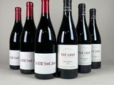 six bouteilles de vin rouge alignées