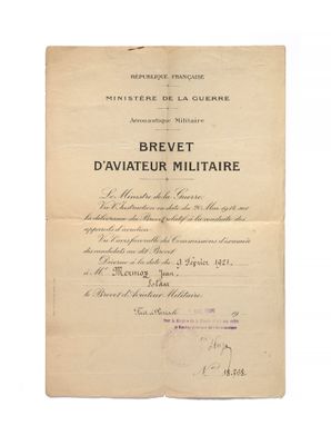 un vieux document sur lequel figure la photo d'un militaire