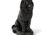 une statue représentant un lion assis par terre
