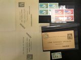 de nombreux types de timbres et d'enveloppes sur la table