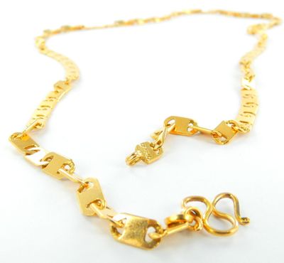 Ensemble collier et bracelet plaqués or avec une breloque en forme de cœur