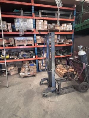une photo d'un chariot élévateur dans un entrepôt