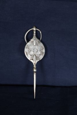 cuillère plaquée argent, ornée d'un motif sur fond noir