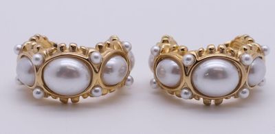 Boucles d'oreilles métal doré ornées de perles.