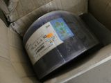 un récipient qui se trouve à l'intérieur d'une boîte en carton