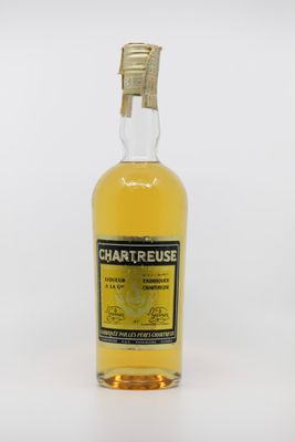une bouteille de whisky chartreuse sur fond blanc