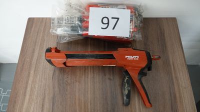 un gros plan d'une agrafeuse posée sur une table, avec une étiquette de prix dessus