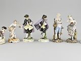 sept figurines représentant des personnes alignées