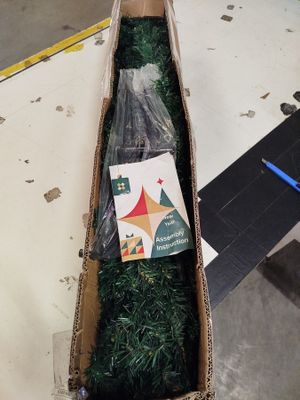 une boîte en carton contenant un sapin de Noël