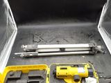 Les outils se trouvent dans la mallette jaune posée sur la surface noire.