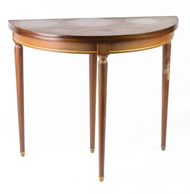 une table en bois avec un plateau incurvé et deux pieds
