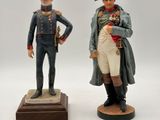deux figurines représentant un homme et une femme en uniforme