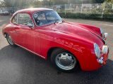 une voiture rouge garée dans un parking