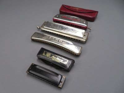 HOHNER. 4 harmonicas, diverses modèles. Avec 2 étuis. Longueur entre 1 - Photo 1