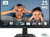 Deux enfants se couvrent les yeux avec les mains alors qu'ils se tiennent debout devant un écran d'ordinateur