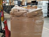 une grande pile de boîtes sur une palette dans un entrepôt