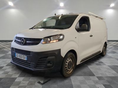 la camionnette blanche est garée sur le sol en damier d'une pièce