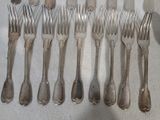 beaucoup de fourchettes et de cuillères sur la table