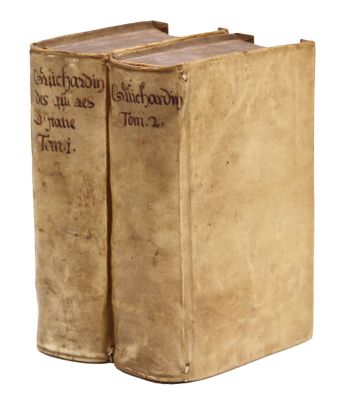 deux vieux livres posés l'un sur l'autre sur une surface blanche