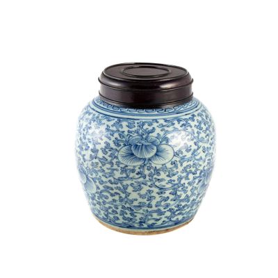un vase bleu et blanc avec un couvercle sur fond blanc