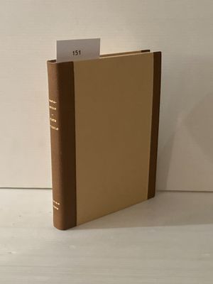 un livre posé sur une table, sur lequel est accrochée une étiquette avec un nom