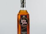 gros plan d'une bouteille d'alcool sur une surface blanche