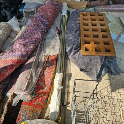 de nombreux objets qui traînent par terre