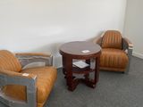 deux chaises et une table dans le coin d'une pièce