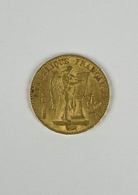 gros plan d'une pièce d'or sur une surface blanche