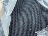 un sac en plastique troué posé sur une table