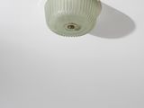 une lampe suspendue au plafond de la pièce