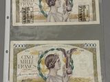 deux billets de banque posés sur une table