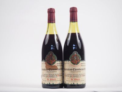 deux bouteilles de vin rouge posées sur une table blanche