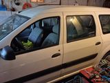 une camionnette blanche garée dans un garage, avec des outils par terre