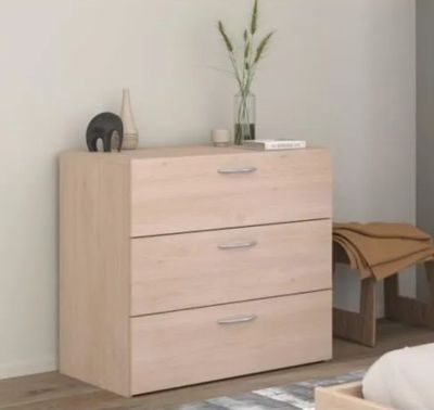 une chambre avec un lit, une commode et une chaise