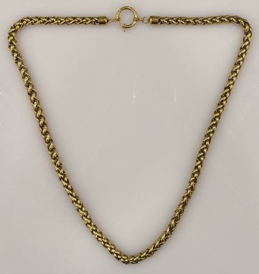 un collier à chaîne en or avec un fermoir sur fond blanc