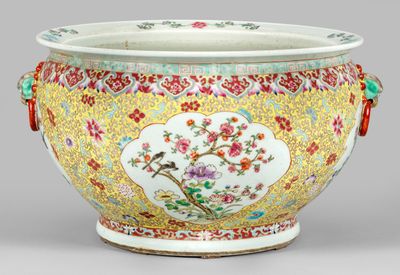 Vase chinois de la « famille » représentant des oiseaux et des fleurs sur fond jaune