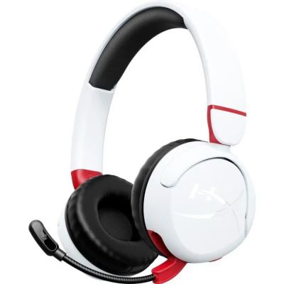 un gros plan sur un casque audio posé sur une surface blanche