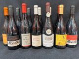 plusieurs bouteilles de vin sont alignées sur une table