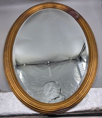 un miroir posé sur une table